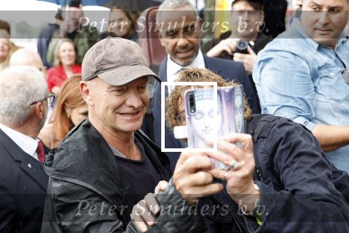 Amsterdam 5 juni 2025
Zanger Sting komt met een boot aan bij Carre om musical THE LAST SHIP te promoten . Het was ongelofelijk slecht weer maar desondanks stonden er toch honderden fans op hem te wachten .