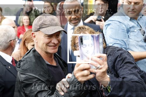 Amsterdam 5 juni 2025
Zanger Sting komt met een boot aan bij Carre om musical THE LAST SHIP te promoten . Het was ongelofelijk slecht weer maar desondanks stonden er toch honderden fans op hem te wachten .