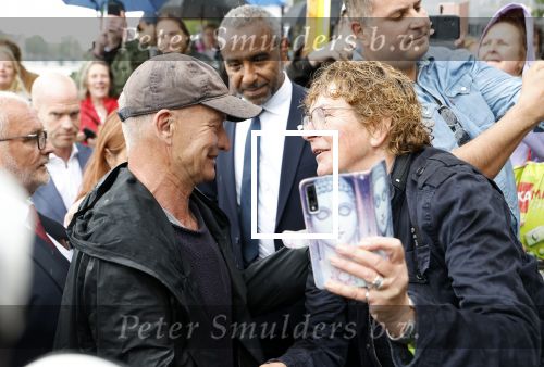 Amsterdam 5 juni 2025
Zanger Sting komt met een boot aan bij Carre om musical THE LAST SHIP te promoten . Het was ongelofelijk slecht weer maar desondanks stonden er toch honderden fans op hem te wachten .