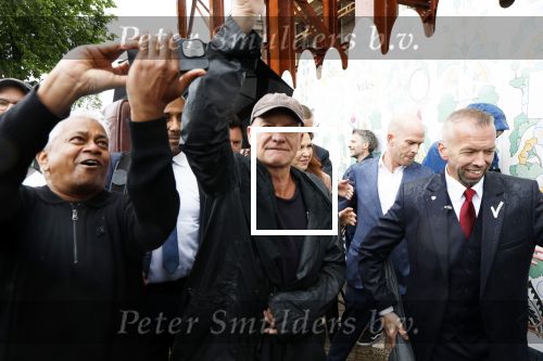 Amsterdam 5 juni 2025
Zanger Sting komt met een boot aan bij Carre om musical THE LAST SHIP te promoten . Het was ongelofelijk slecht weer maar desondanks stonden er toch honderden fans op hem te wachten .