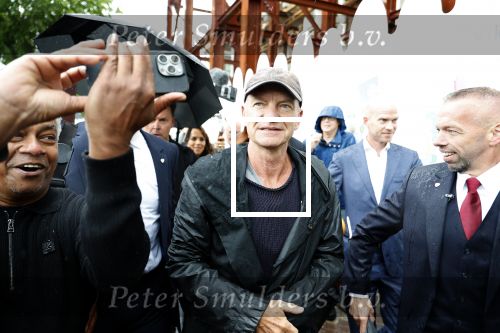 Amsterdam 5 juni 2025
Zanger Sting komt met een boot aan bij Carre om musical THE LAST SHIP te promoten . Het was ongelofelijk slecht weer maar desondanks stonden er toch honderden fans op hem te wachten .