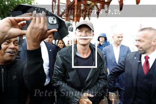 Amsterdam 5 juni 2025
Zanger Sting komt met een boot aan bij Carre om musical THE LAST SHIP te promoten . Het was ongelofelijk slecht weer maar desondanks stonden er toch honderden fans op hem te wachten .