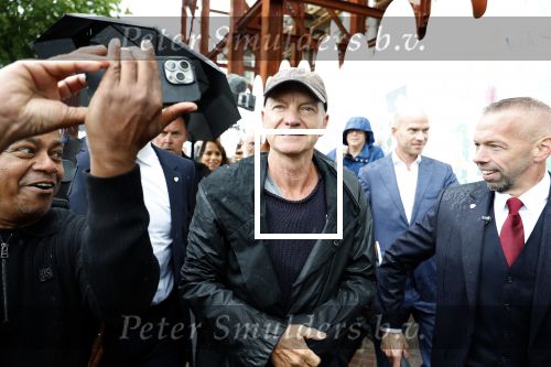 Amsterdam 5 juni 2025
Zanger Sting komt met een boot aan bij Carre om musical THE LAST SHIP te promoten . Het was ongelofelijk slecht weer maar desondanks stonden er toch honderden fans op hem te wachten .