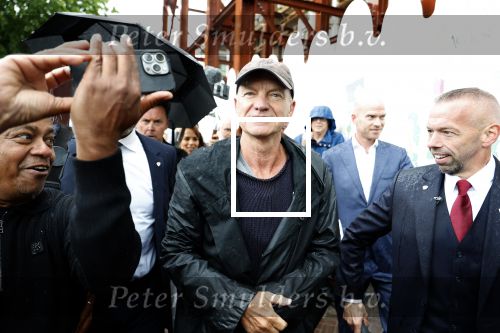 Amsterdam 5 juni 2025
Zanger Sting komt met een boot aan bij Carre om musical THE LAST SHIP te promoten . Het was ongelofelijk slecht weer maar desondanks stonden er toch honderden fans op hem te wachten .