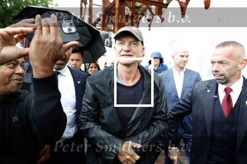 Amsterdam 5 juni 2025
Zanger Sting komt met een boot aan bij Carre om musical THE LAST SHIP te promoten . Het was ongelofelijk slecht weer maar desondanks stonden er toch honderden fans op hem te wachten .