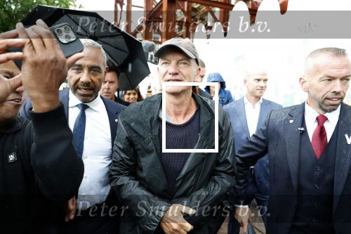 Amsterdam 5 juni 2025
Zanger Sting komt met een boot aan bij Carre om musical THE LAST SHIP te promoten . Het was ongelofelijk slecht weer maar desondanks stonden er toch honderden fans op hem te wachten .
