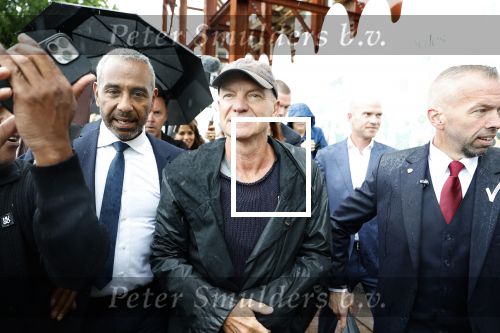 Amsterdam 5 juni 2025
Zanger Sting komt met een boot aan bij Carre om musical THE LAST SHIP te promoten . Het was ongelofelijk slecht weer maar desondanks stonden er toch honderden fans op hem te wachten .