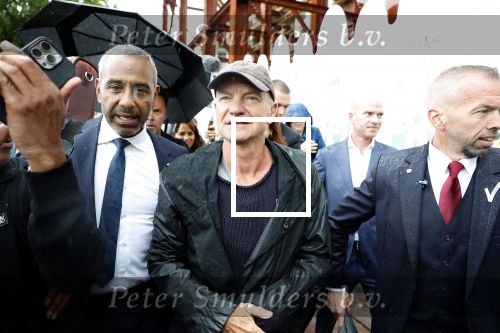 Amsterdam 5 juni 2025
Zanger Sting komt met een boot aan bij Carre om musical THE LAST SHIP te promoten . Het was ongelofelijk slecht weer maar desondanks stonden er toch honderden fans op hem te wachten .