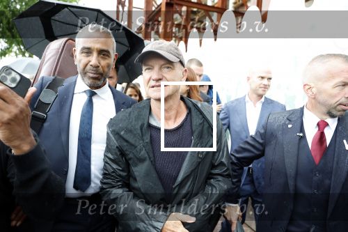 Amsterdam 5 juni 2025
Zanger Sting komt met een boot aan bij Carre om musical THE LAST SHIP te promoten . Het was ongelofelijk slecht weer maar desondanks stonden er toch honderden fans op hem te wachten .