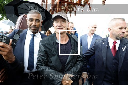 Amsterdam 5 juni 2025
Zanger Sting komt met een boot aan bij Carre om musical THE LAST SHIP te promoten . Het was ongelofelijk slecht weer maar desondanks stonden er toch honderden fans op hem te wachten .
