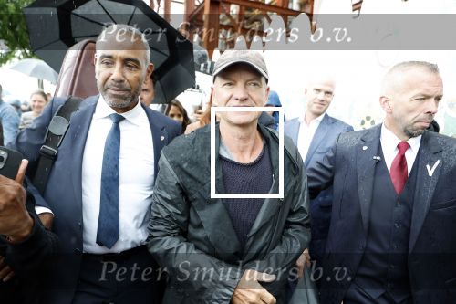 Amsterdam 5 juni 2025
Zanger Sting komt met een boot aan bij Carre om musical THE LAST SHIP te promoten . Het was ongelofelijk slecht weer maar desondanks stonden er toch honderden fans op hem te wachten .