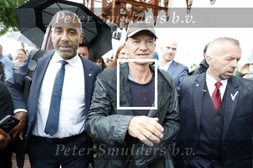 Amsterdam 5 juni 2025
Zanger Sting komt met een boot aan bij Carre om musical THE LAST SHIP te promoten . Het was ongelofelijk slecht weer maar desondanks stonden er toch honderden fans op hem te wachten .