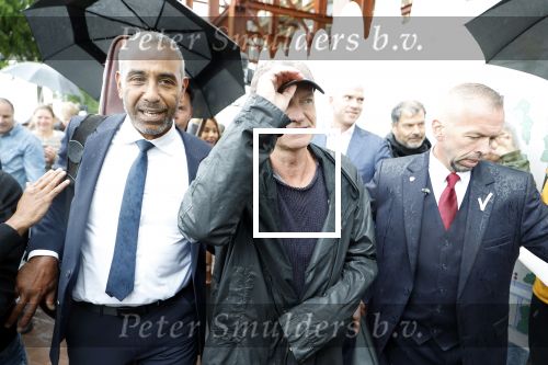 Amsterdam 5 juni 2025
Zanger Sting komt met een boot aan bij Carre om musical THE LAST SHIP te promoten . Het was ongelofelijk slecht weer maar desondanks stonden er toch honderden fans op hem te wachten .