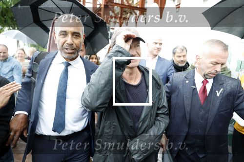 Amsterdam 5 juni 2025
Zanger Sting komt met een boot aan bij Carre om musical THE LAST SHIP te promoten . Het was ongelofelijk slecht weer maar desondanks stonden er toch honderden fans op hem te wachten .