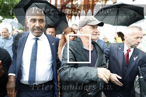 Amsterdam 5 juni 2025
Zanger Sting komt met een boot aan bij Carre om musical THE LAST SHIP te promoten . Het was ongelofelijk slecht weer maar desondanks stonden er toch honderden fans op hem te wachten .