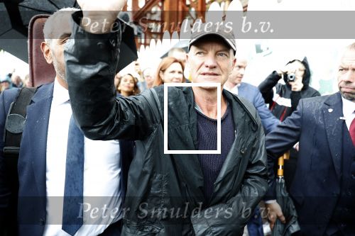 Amsterdam 5 juni 2025
Zanger Sting komt met een boot aan bij Carre om musical THE LAST SHIP te promoten . Het was ongelofelijk slecht weer maar desondanks stonden er toch honderden fans op hem te wachten .