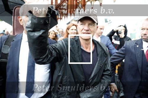 Amsterdam 5 juni 2025
Zanger Sting komt met een boot aan bij Carre om musical THE LAST SHIP te promoten . Het was ongelofelijk slecht weer maar desondanks stonden er toch honderden fans op hem te wachten .