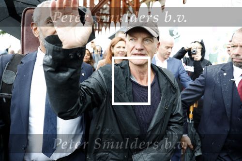 Amsterdam 5 juni 2025
Zanger Sting komt met een boot aan bij Carre om musical THE LAST SHIP te promoten . Het was ongelofelijk slecht weer maar desondanks stonden er toch honderden fans op hem te wachten .