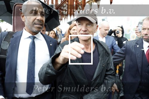 Amsterdam 5 juni 2025
Zanger Sting komt met een boot aan bij Carre om musical THE LAST SHIP te promoten . Het was ongelofelijk slecht weer maar desondanks stonden er toch honderden fans op hem te wachten .