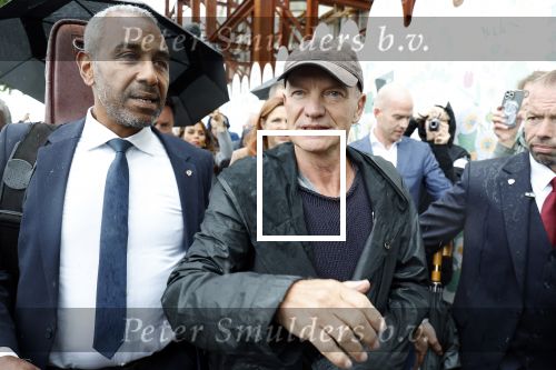 Amsterdam 5 juni 2025
Zanger Sting komt met een boot aan bij Carre om musical THE LAST SHIP te promoten . Het was ongelofelijk slecht weer maar desondanks stonden er toch honderden fans op hem te wachten .