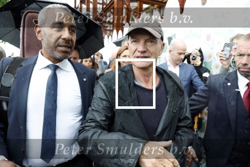 Amsterdam 5 juni 2025
Zanger Sting komt met een boot aan bij Carre om musical THE LAST SHIP te promoten . Het was ongelofelijk slecht weer maar desondanks stonden er toch honderden fans op hem te wachten .