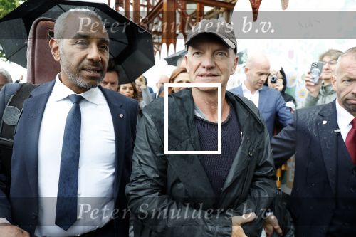Amsterdam 5 juni 2025
Zanger Sting komt met een boot aan bij Carre om musical THE LAST SHIP te promoten . Het was ongelofelijk slecht weer maar desondanks stonden er toch honderden fans op hem te wachten .