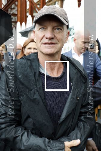 Amsterdam 5 juni 2025
Zanger Sting komt met een boot aan bij Carre om musical THE LAST SHIP te promoten . Het was ongelofelijk slecht weer maar desondanks stonden er toch honderden fans op hem te wachten .
