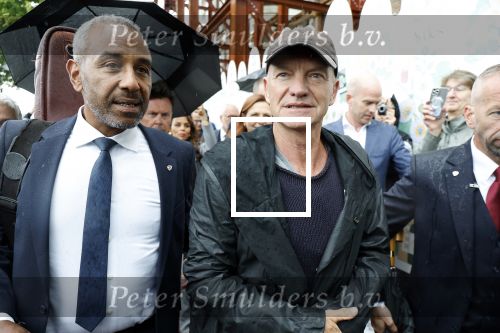 Amsterdam 5 juni 2025
Zanger Sting komt met een boot aan bij Carre om musical THE LAST SHIP te promoten . Het was ongelofelijk slecht weer maar desondanks stonden er toch honderden fans op hem te wachten .