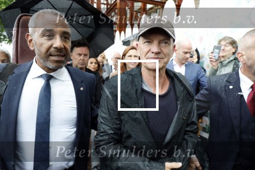 Amsterdam 5 juni 2025
Zanger Sting komt met een boot aan bij Carre om musical THE LAST SHIP te promoten . Het was ongelofelijk slecht weer maar desondanks stonden er toch honderden fans op hem te wachten .