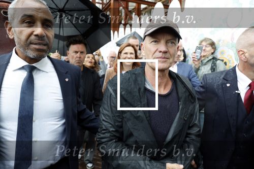 Amsterdam 5 juni 2025
Zanger Sting komt met een boot aan bij Carre om musical THE LAST SHIP te promoten . Het was ongelofelijk slecht weer maar desondanks stonden er toch honderden fans op hem te wachten .
