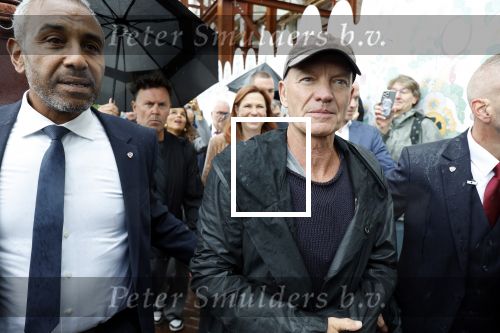 Amsterdam 5 juni 2025
Zanger Sting komt met een boot aan bij Carre om musical THE LAST SHIP te promoten . Het was ongelofelijk slecht weer maar desondanks stonden er toch honderden fans op hem te wachten .