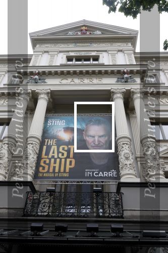 Amsterdam 5 juni 2025
Zanger Sting komt met een boot aan bij Carre om musical THE LAST SHIP te promoten . Het was ongelofelijk slecht weer maar desondanks stonden er toch honderden fans op hem te wachten .