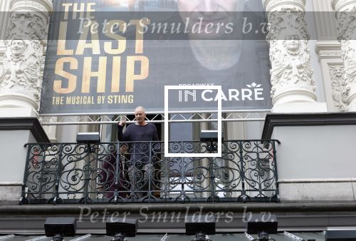 Amsterdam 5 juni 2025
Zanger Sting komt met een boot aan bij Carre om musical THE LAST SHIP te promoten . Het was ongelofelijk slecht weer maar desondanks stonden er toch honderden fans op hem te wachten .