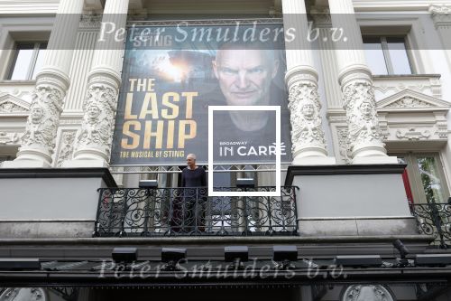Amsterdam 5 juni 2025
Zanger Sting komt met een boot aan bij Carre om musical THE LAST SHIP te promoten . Het was ongelofelijk slecht weer maar desondanks stonden er toch honderden fans op hem te wachten .