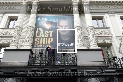 Amsterdam 5 juni 2025
Zanger Sting komt met een boot aan bij Carre om musical THE LAST SHIP te promoten . Het was ongelofelijk slecht weer maar desondanks stonden er toch honderden fans op hem te wachten .