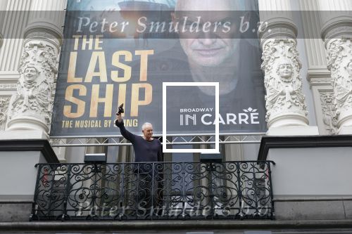 Amsterdam 5 juni 2025
Zanger Sting komt met een boot aan bij Carre om musical THE LAST SHIP te promoten . Het was ongelofelijk slecht weer maar desondanks stonden er toch honderden fans op hem te wachten .