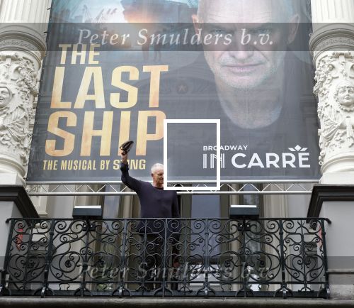 Amsterdam 5 juni 2025
Zanger Sting komt met een boot aan bij Carre om musical THE LAST SHIP te promoten . Het was ongelofelijk slecht weer maar desondanks stonden er toch honderden fans op hem te wachten .