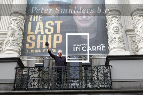 Amsterdam 5 juni 2025
Zanger Sting komt met een boot aan bij Carre om musical THE LAST SHIP te promoten . Het was ongelofelijk slecht weer maar desondanks stonden er toch honderden fans op hem te wachten .