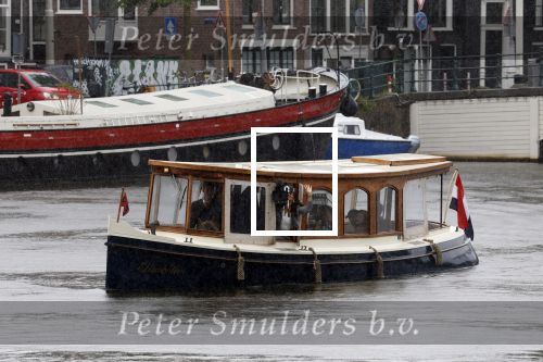 Amsterdam 5 juni 2025
Zanger Sting komt met een boot aan bij Carre om musical THE LAST SHIP te promoten . Het was ongelofelijk slecht weer maar desondanks stonden er toch honderden fans op hem te wachten .