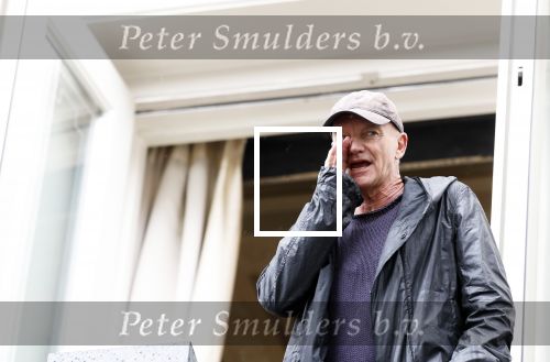 Amsterdam 5 juni 2025
Zanger Sting komt met een boot aan bij Carre om musical THE LAST SHIP te promoten . Het was ongelofelijk slecht weer maar desondanks stonden er toch honderden fans op hem te wachten .