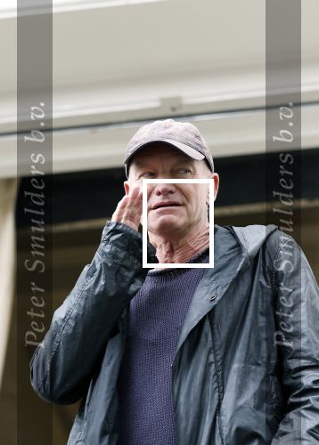 Amsterdam 5 juni 2025
Zanger Sting komt met een boot aan bij Carre om musical THE LAST SHIP te promoten . Het was ongelofelijk slecht weer maar desondanks stonden er toch honderden fans op hem te wachten .