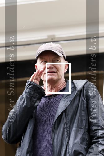 Amsterdam 5 juni 2025
Zanger Sting komt met een boot aan bij Carre om musical THE LAST SHIP te promoten . Het was ongelofelijk slecht weer maar desondanks stonden er toch honderden fans op hem te wachten .