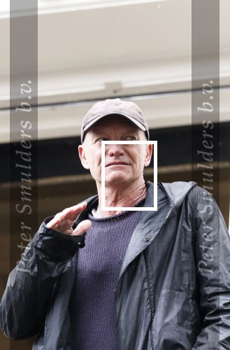 Amsterdam 5 juni 2025
Zanger Sting komt met een boot aan bij Carre om musical THE LAST SHIP te promoten . Het was ongelofelijk slecht weer maar desondanks stonden er toch honderden fans op hem te wachten .