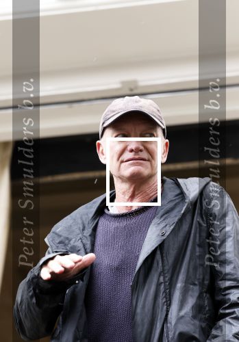 Amsterdam 5 juni 2025
Zanger Sting komt met een boot aan bij Carre om musical THE LAST SHIP te promoten . Het was ongelofelijk slecht weer maar desondanks stonden er toch honderden fans op hem te wachten .
