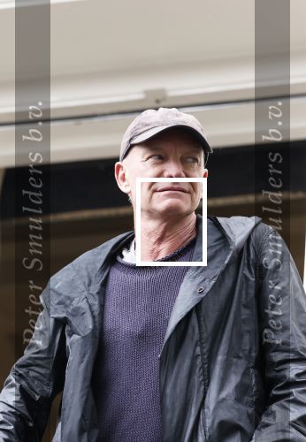 Amsterdam 5 juni 2025
Zanger Sting komt met een boot aan bij Carre om musical THE LAST SHIP te promoten . Het was ongelofelijk slecht weer maar desondanks stonden er toch honderden fans op hem te wachten .