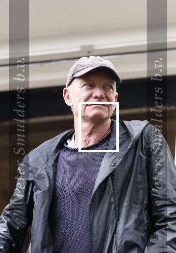 Amsterdam 5 juni 2025
Zanger Sting komt met een boot aan bij Carre om musical THE LAST SHIP te promoten . Het was ongelofelijk slecht weer maar desondanks stonden er toch honderden fans op hem te wachten .