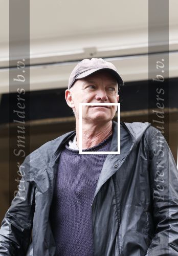 Amsterdam 5 juni 2025
Zanger Sting komt met een boot aan bij Carre om musical THE LAST SHIP te promoten . Het was ongelofelijk slecht weer maar desondanks stonden er toch honderden fans op hem te wachten .