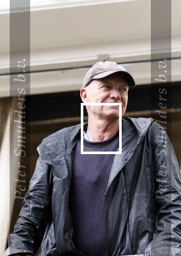 Amsterdam 5 juni 2025
Zanger Sting komt met een boot aan bij Carre om musical THE LAST SHIP te promoten . Het was ongelofelijk slecht weer maar desondanks stonden er toch honderden fans op hem te wachten .