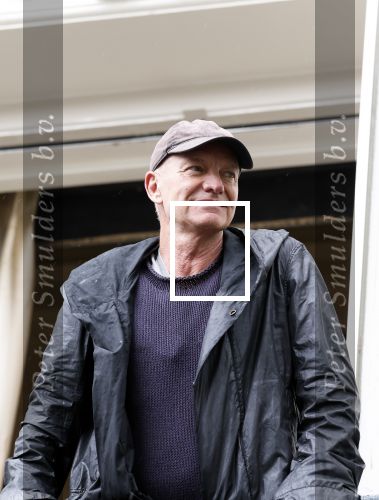 Amsterdam 5 juni 2025
Zanger Sting komt met een boot aan bij Carre om musical THE LAST SHIP te promoten . Het was ongelofelijk slecht weer maar desondanks stonden er toch honderden fans op hem te wachten .