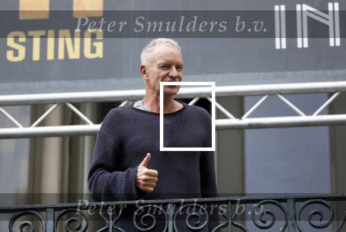 Amsterdam 5 juni 2025
Zanger Sting komt met een boot aan bij Carre om musical THE LAST SHIP te promoten . Het was ongelofelijk slecht weer maar desondanks stonden er toch honderden fans op hem te wachten .